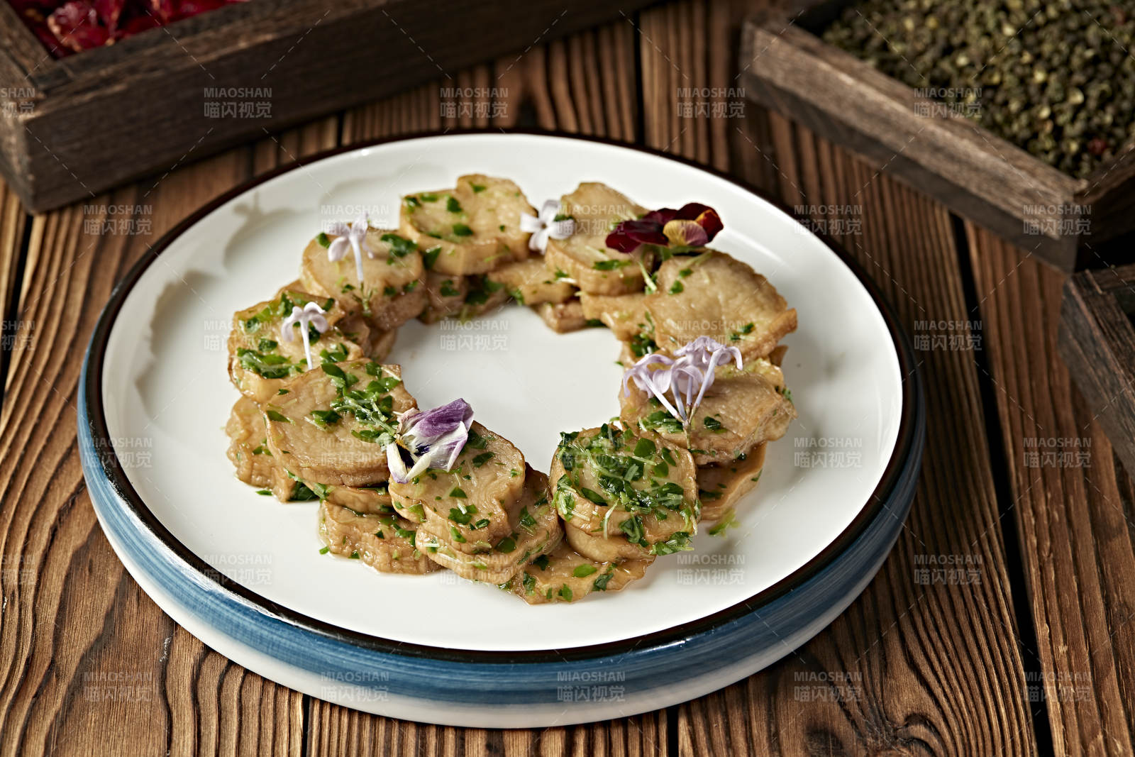 紫苏叶碎凉拌杏鲍菇片图片