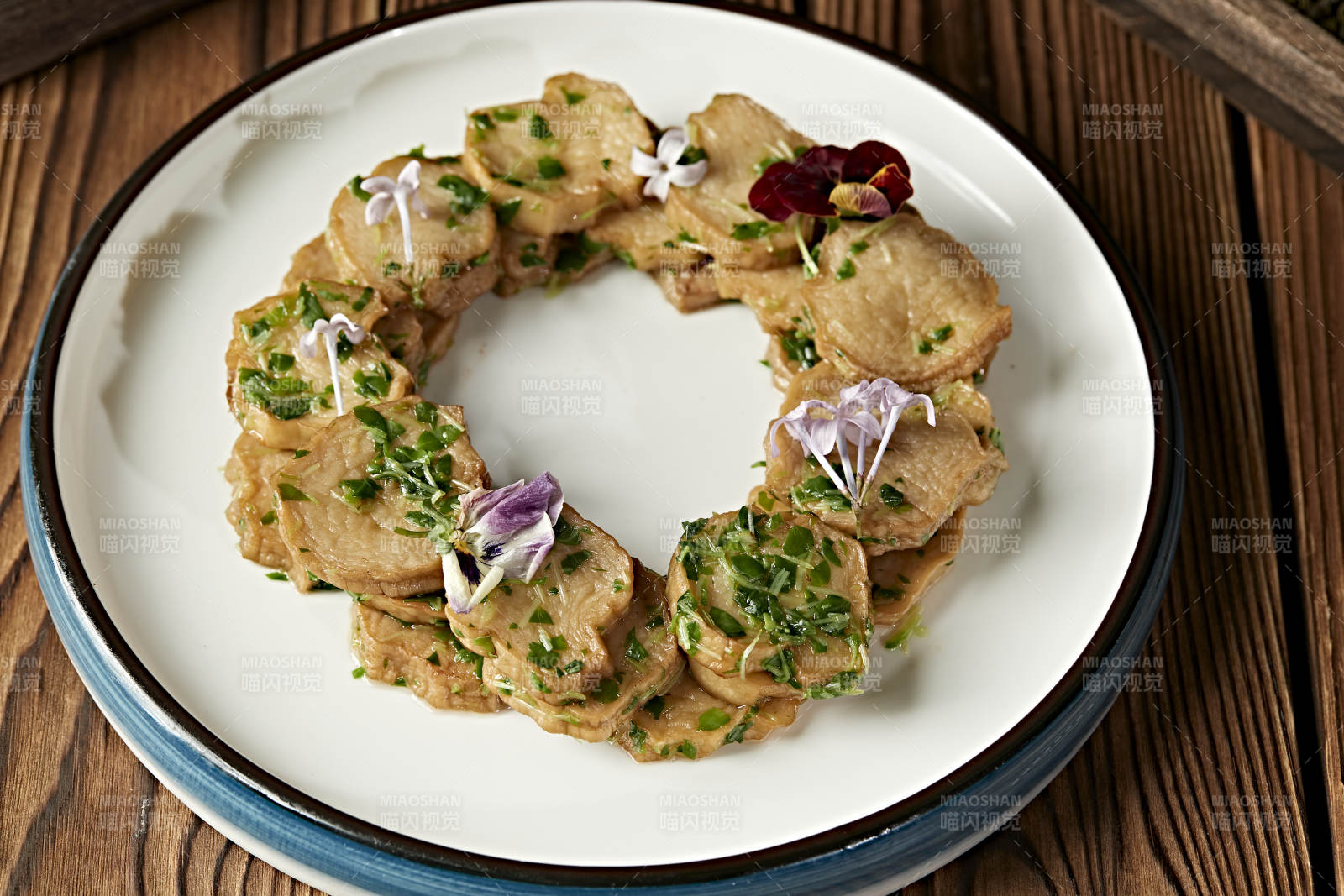 紫苏叶碎凉拌杏鲍菇片图片