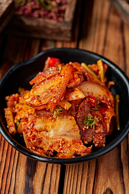 红油香辣烟熏猪五花肉切片图片