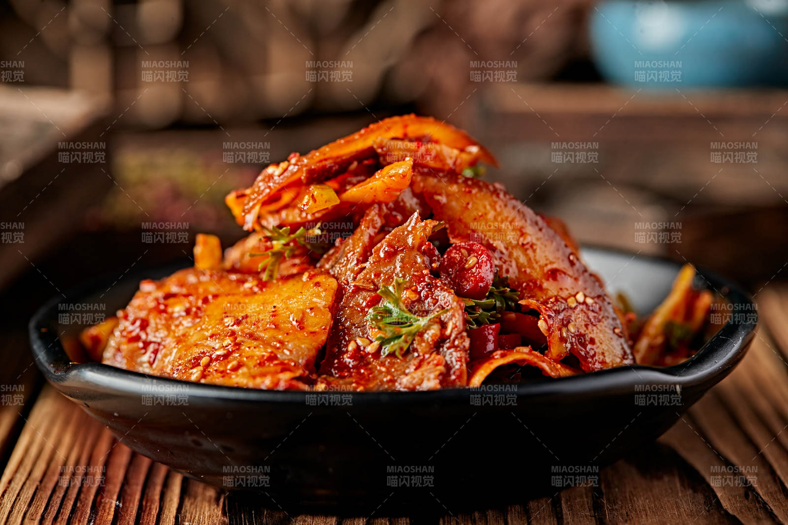 红油香辣烟熏猪五花肉切片图片