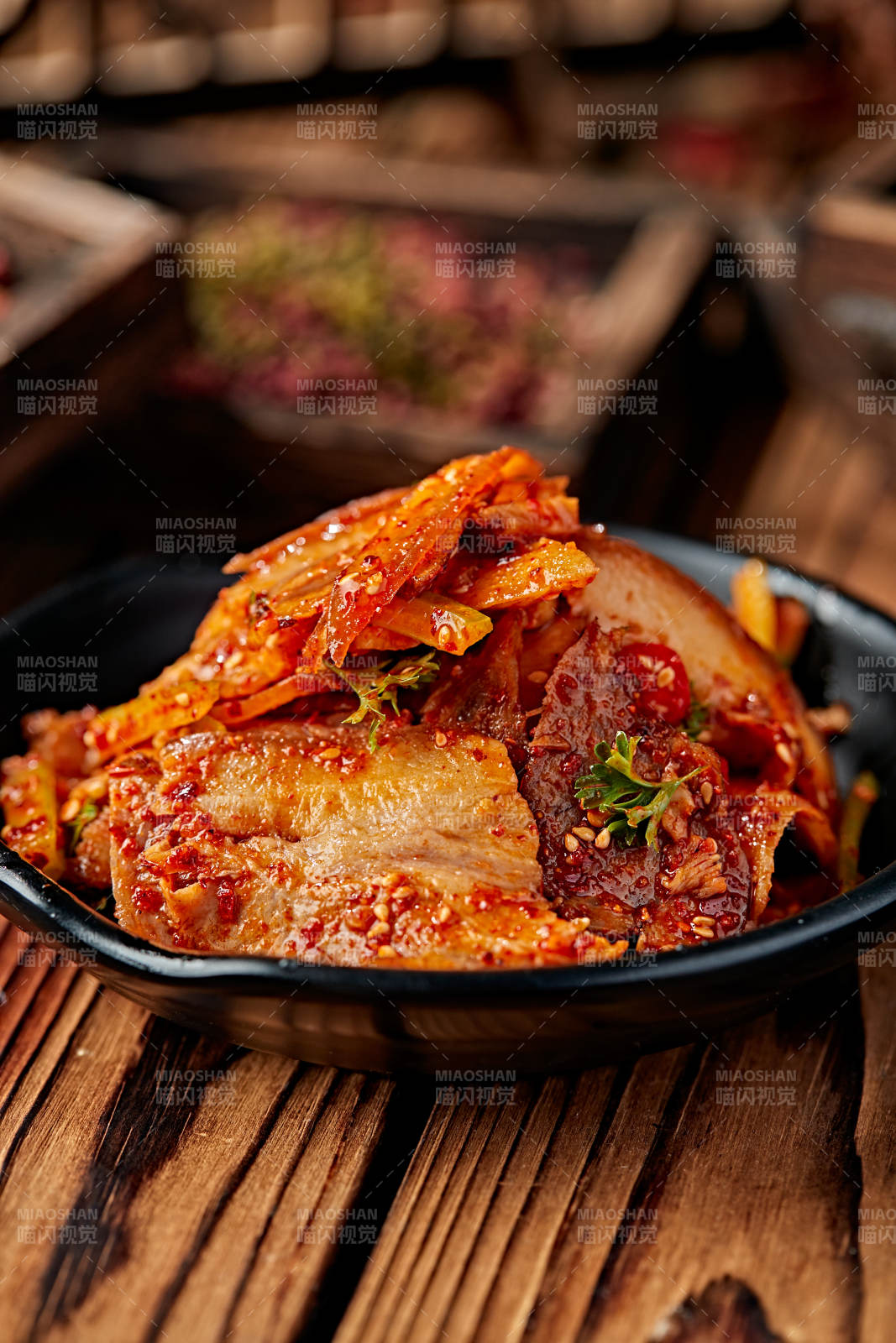 红油香辣烟熏猪五花肉切片图片