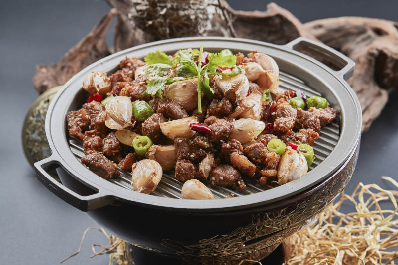 铁板餐具装的孜然毛蒜烧羊肉图片