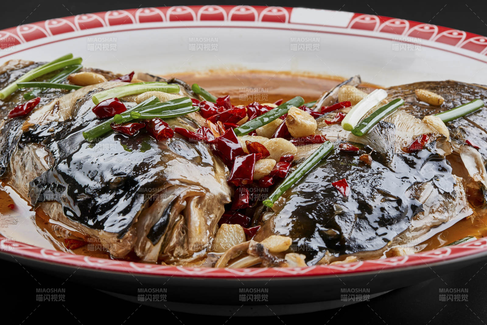 大瓷盘装的酱香千岛湖野生大鲢鱼头图片