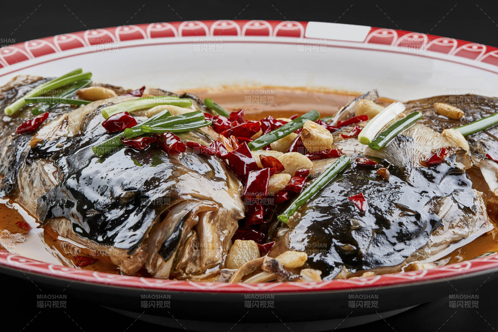 大瓷盘装的酱香千岛湖野生大鲢鱼头图片