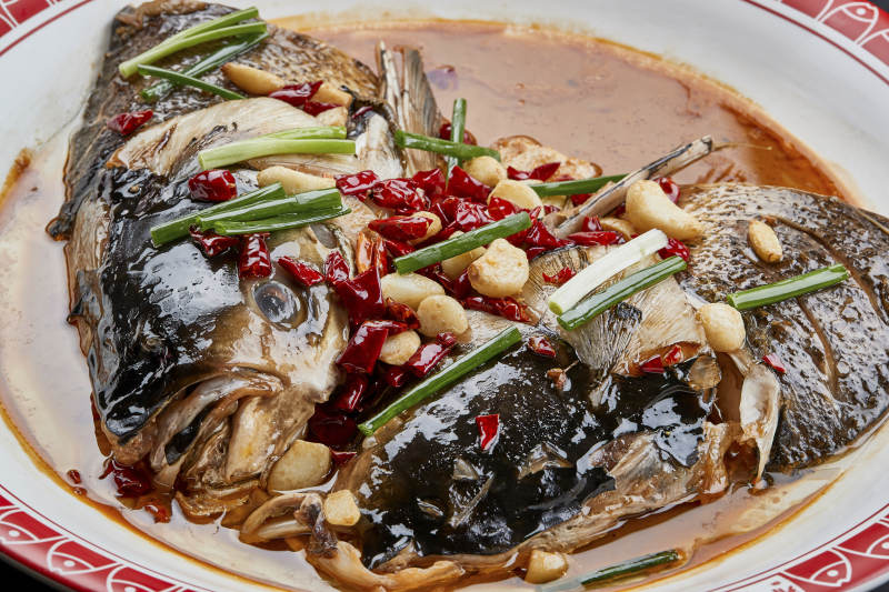 大瓷盘装的酱香千岛湖野生大鲢鱼头图片