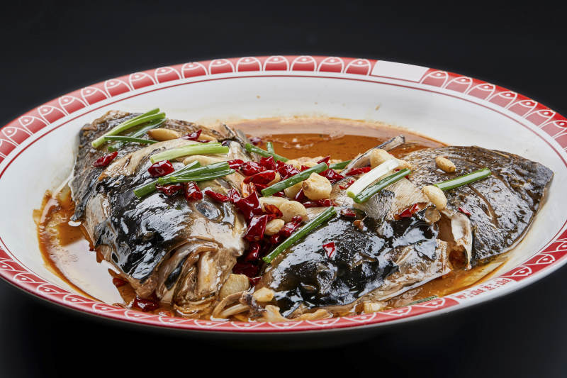 大瓷盘装的酱香千岛湖野生大鲢鱼头图片