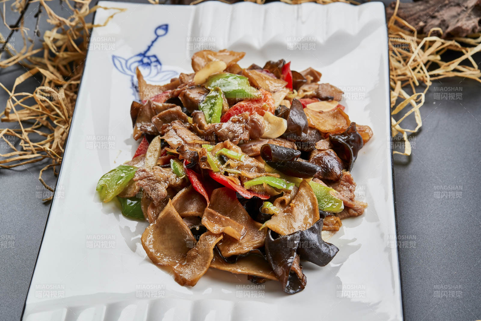 白色瓷盘装的肉炒山珍杂菌图片