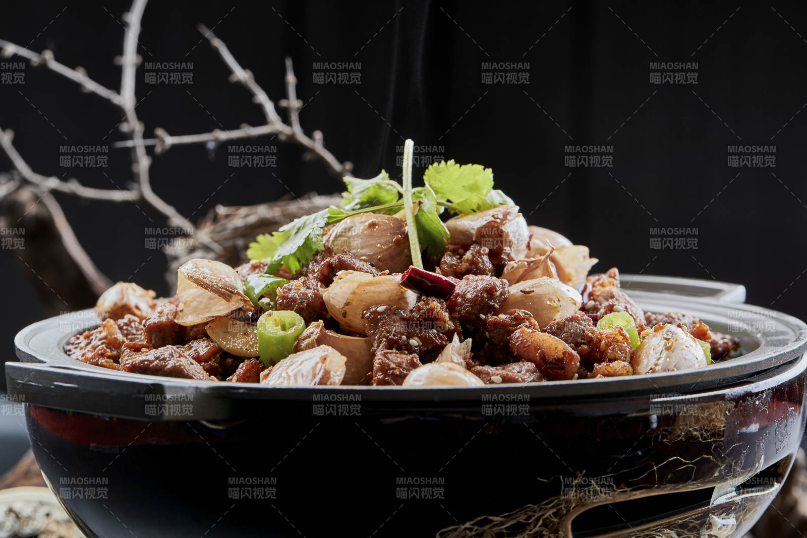 铁板餐具装的孜然毛蒜烧羊肉图片