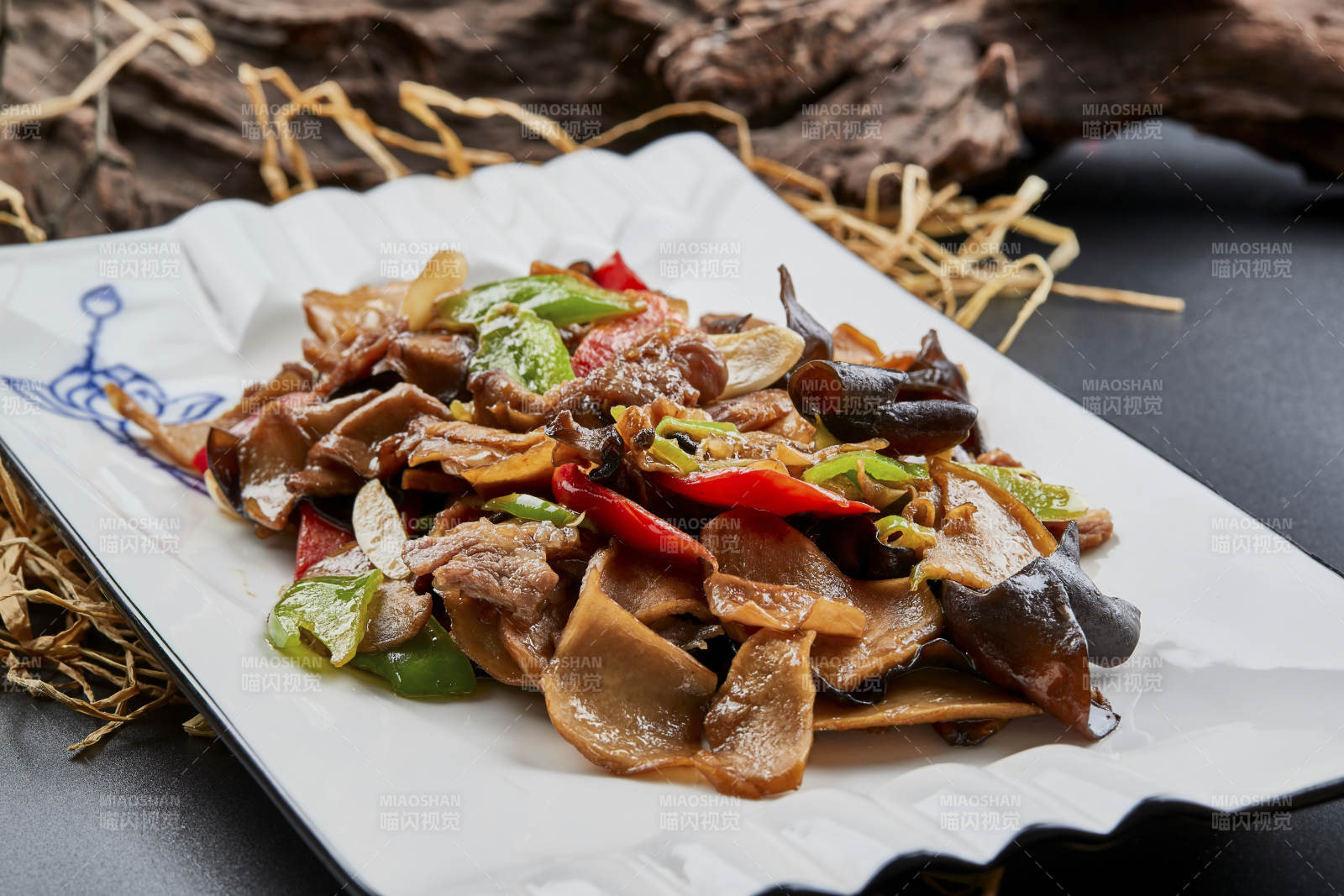 白色瓷盘装的肉炒山珍杂菌图片