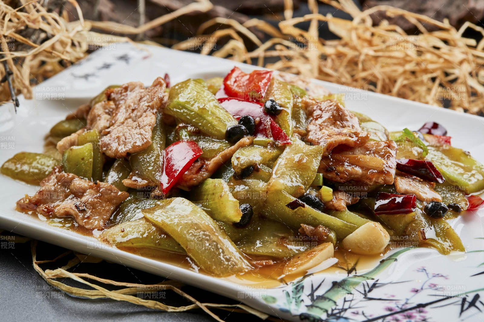 彩绘瓷盘装的猪腹肉炒丝瓜图片