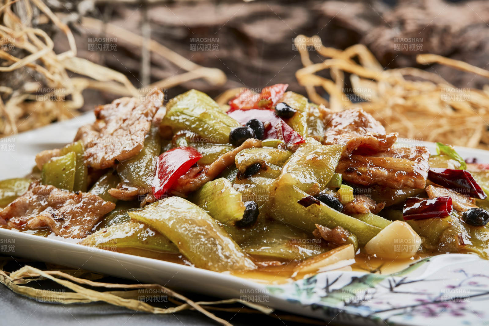 彩绘瓷盘装的猪腹肉炒丝瓜图片