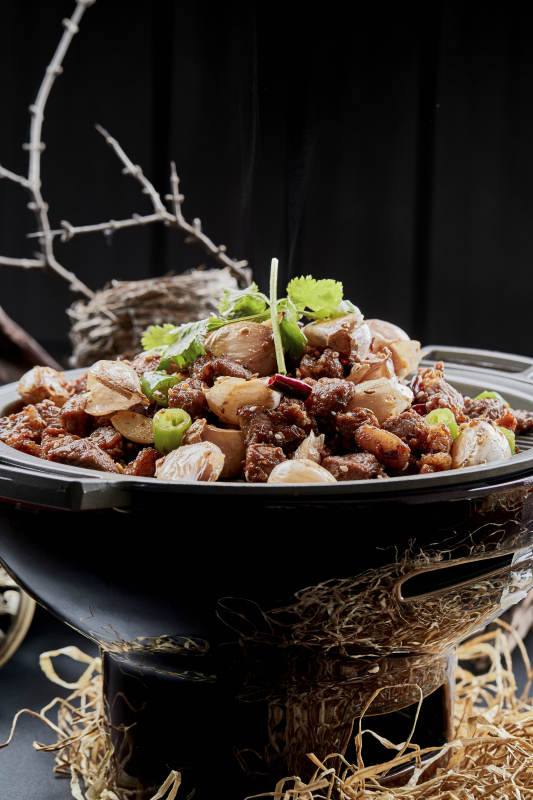 铁板餐具装的孜然毛蒜烧羊肉图片