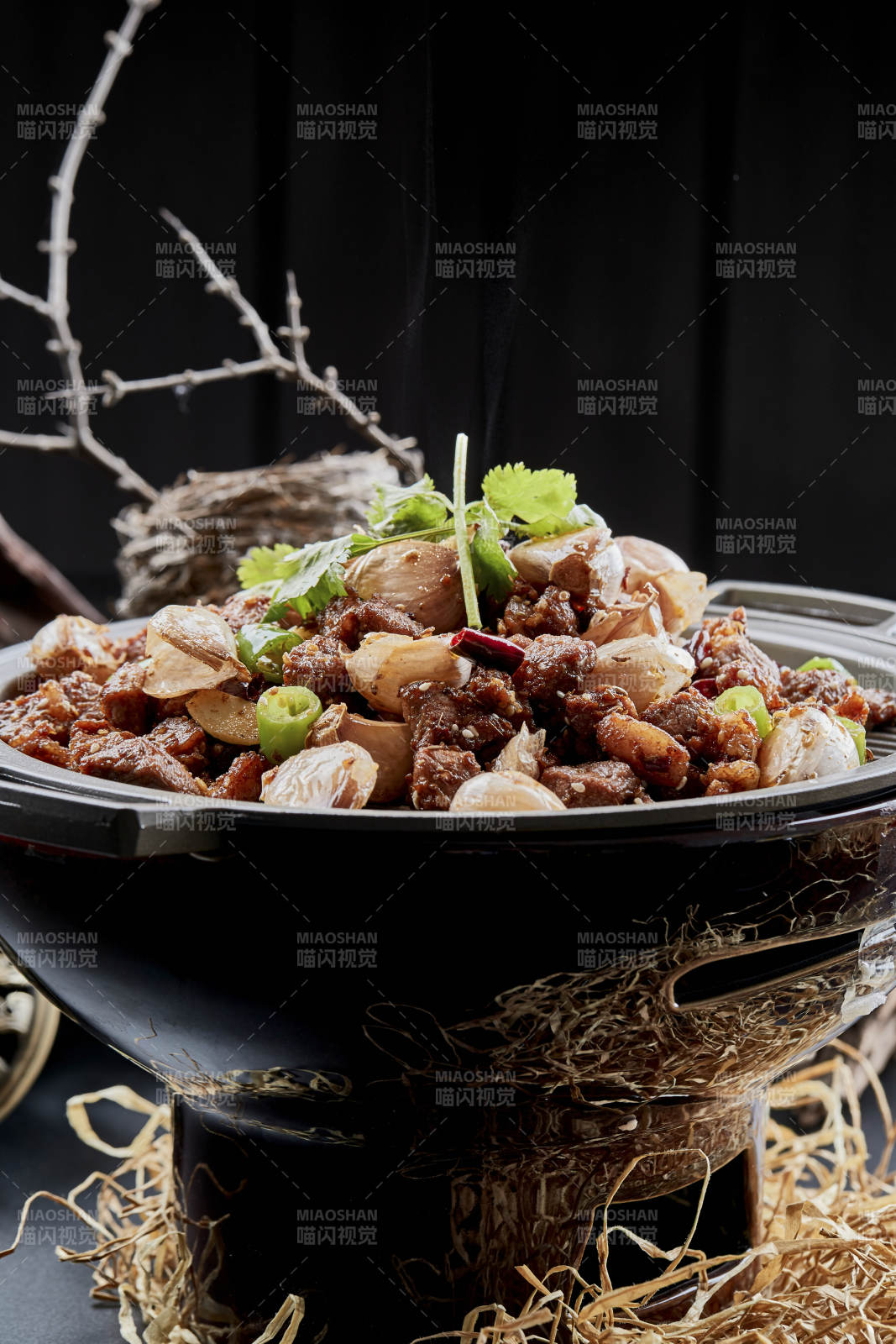 铁板餐具装的孜然毛蒜烧羊肉图片