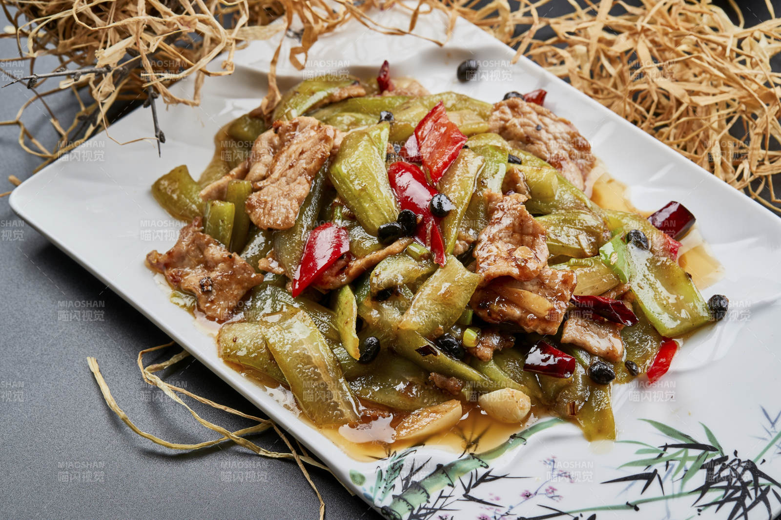 彩绘瓷盘装的猪腹肉炒丝瓜图片