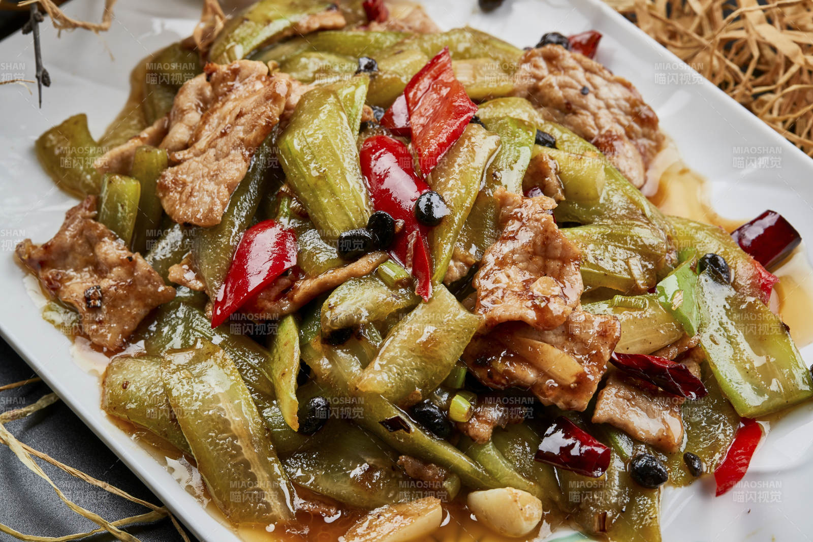 彩绘瓷盘装的猪腹肉炒丝瓜图片