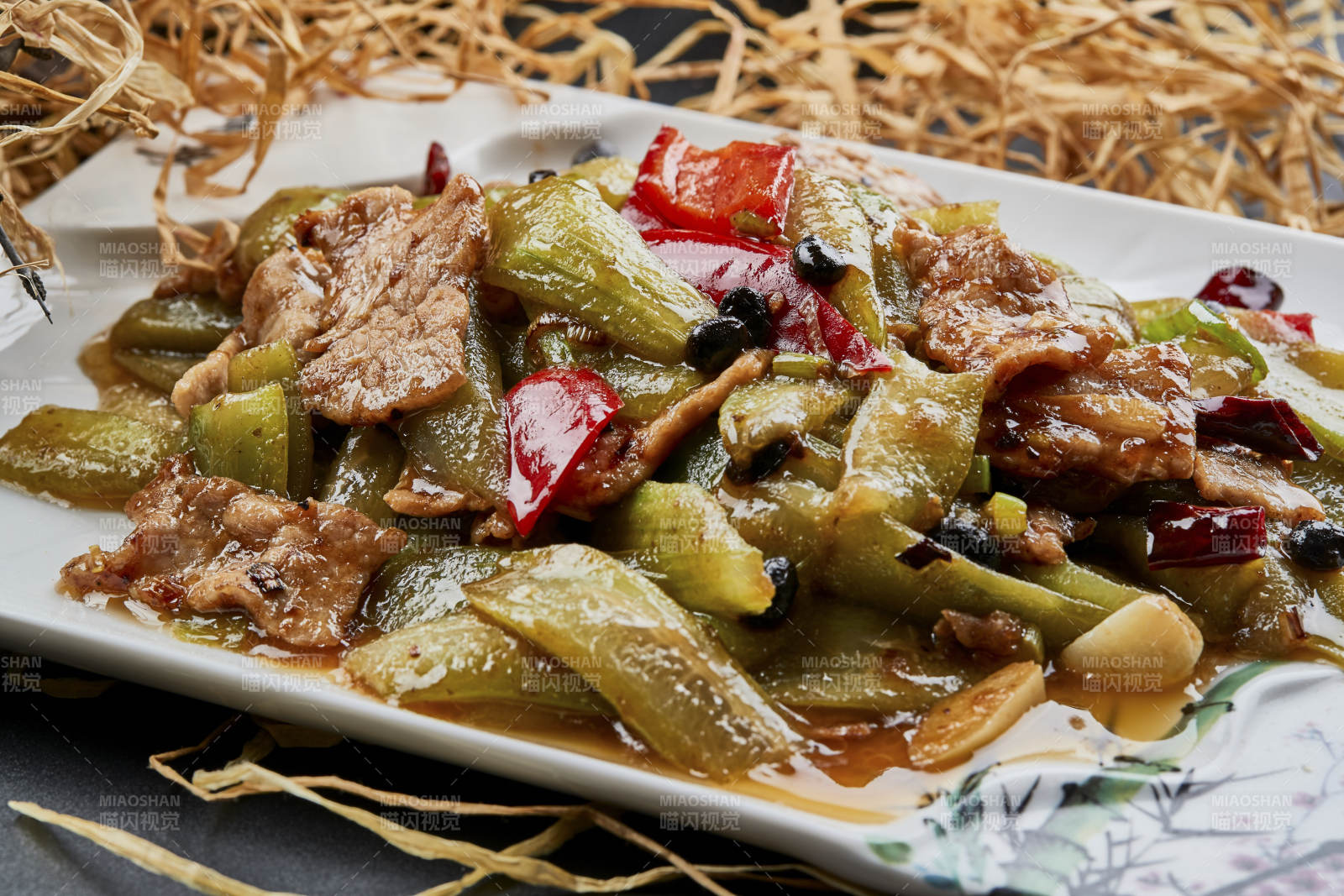 彩绘瓷盘装的猪腹肉炒丝瓜图片