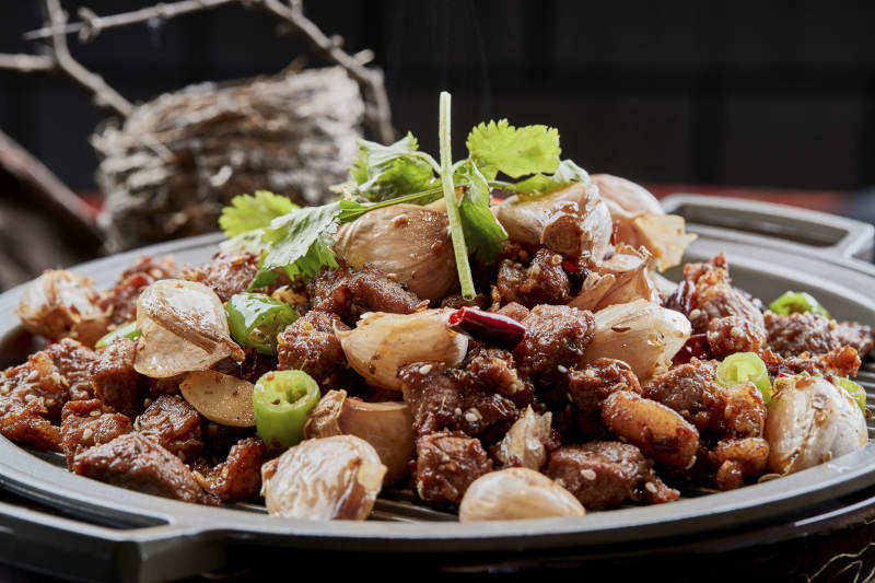 铁板餐具装的孜然毛蒜烧羊肉图片