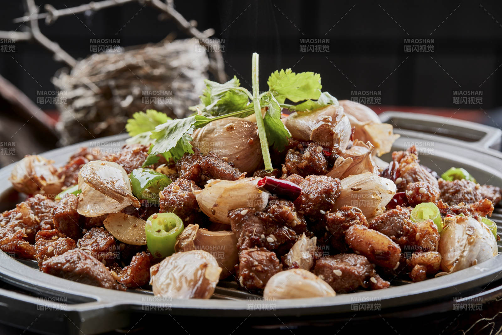 铁板餐具装的孜然毛蒜烧羊肉图片