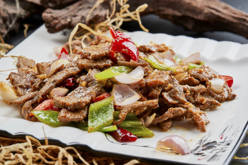 白瓷盘装的京味熘肝尖图片