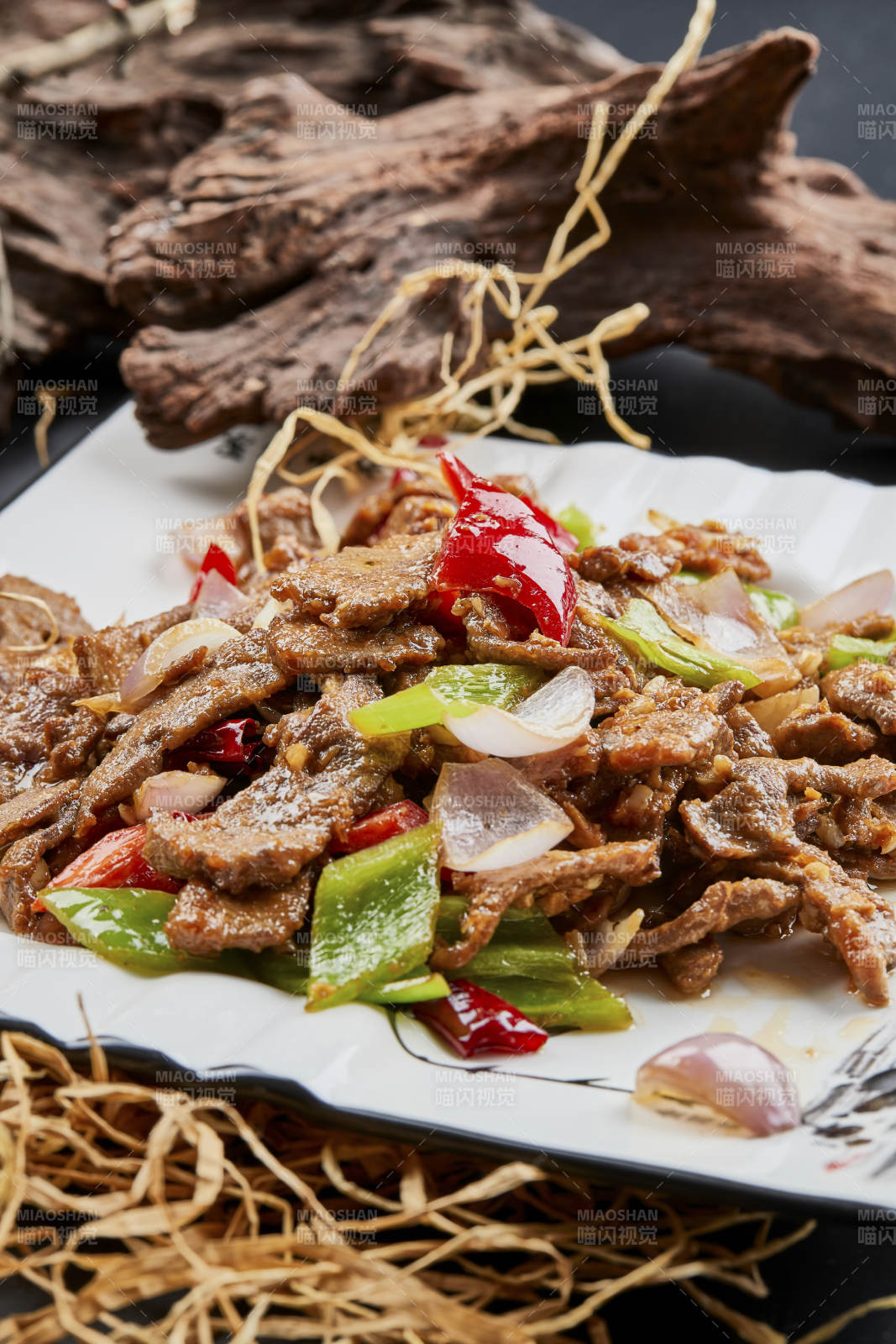 白瓷盘装的京味熘肝尖图片