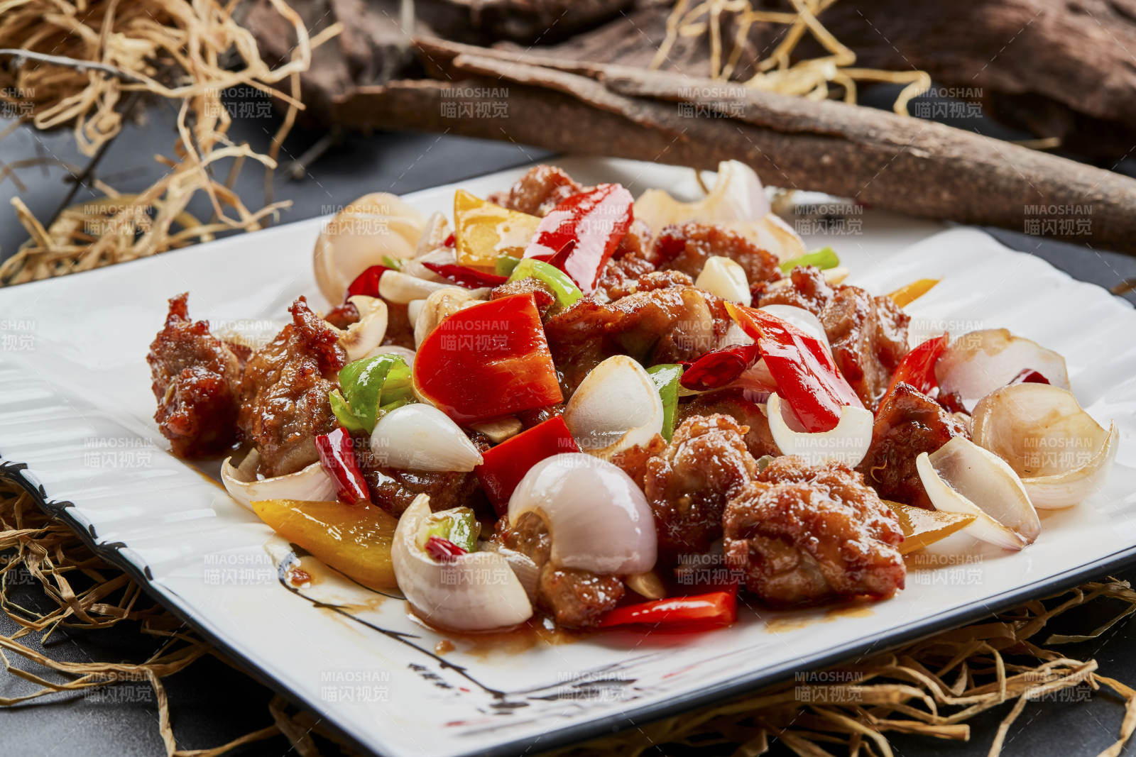 白色瓷盘装的彩椒洋葱猪小排图片
