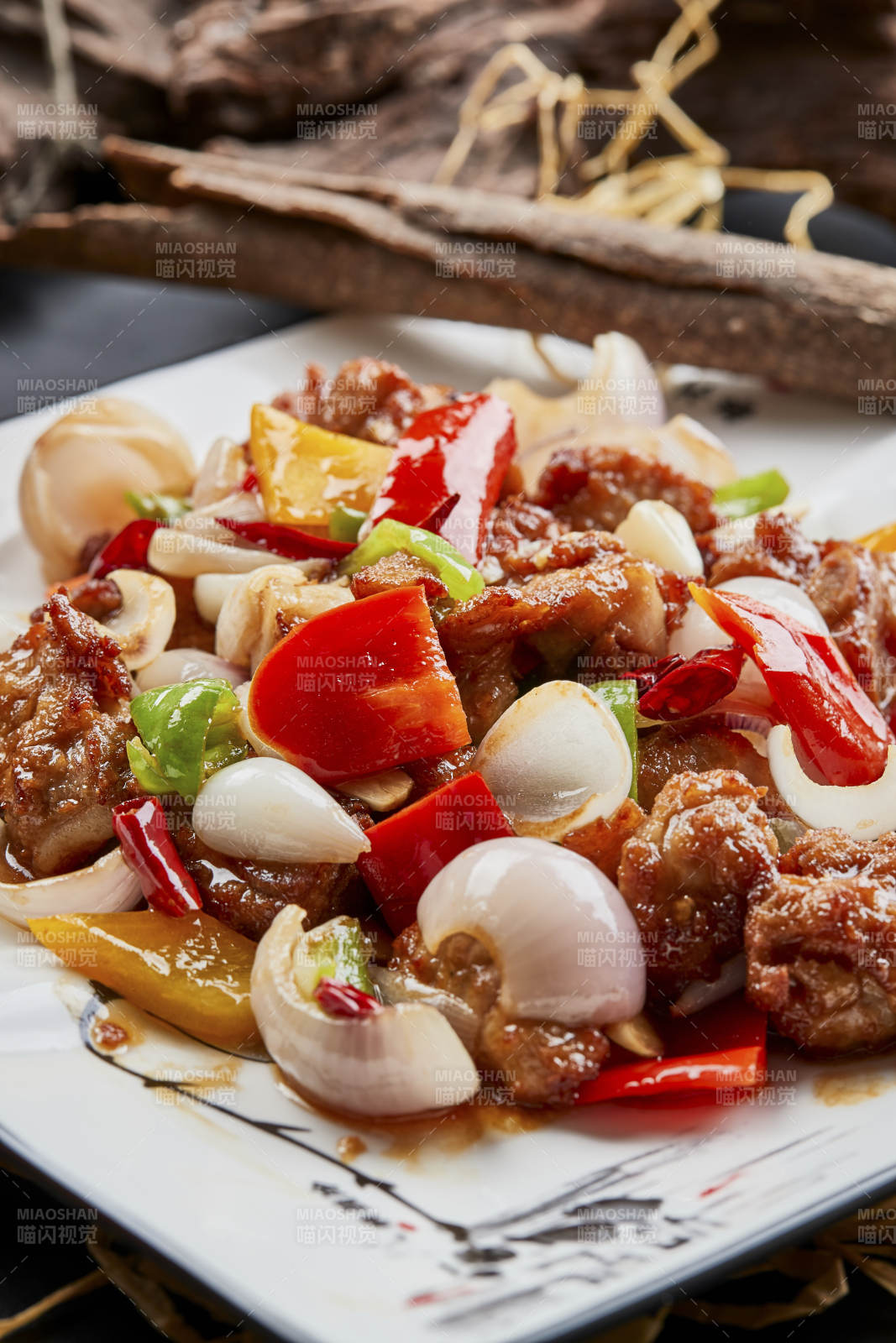 白色瓷盘装的彩椒洋葱猪小排图片