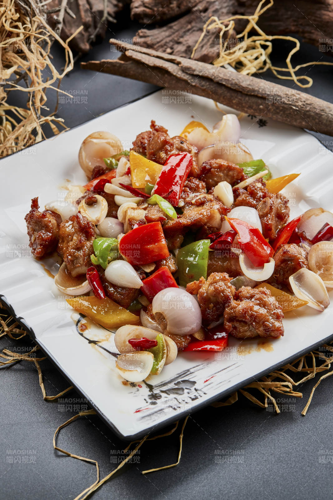 白色瓷盘装的彩椒洋葱猪小排图片