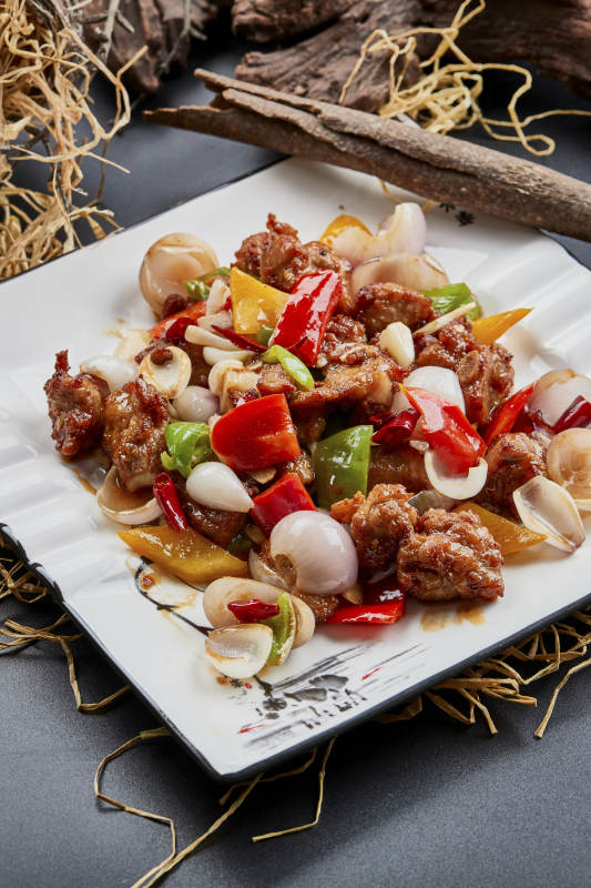 白色瓷盘装的彩椒洋葱猪小排图片