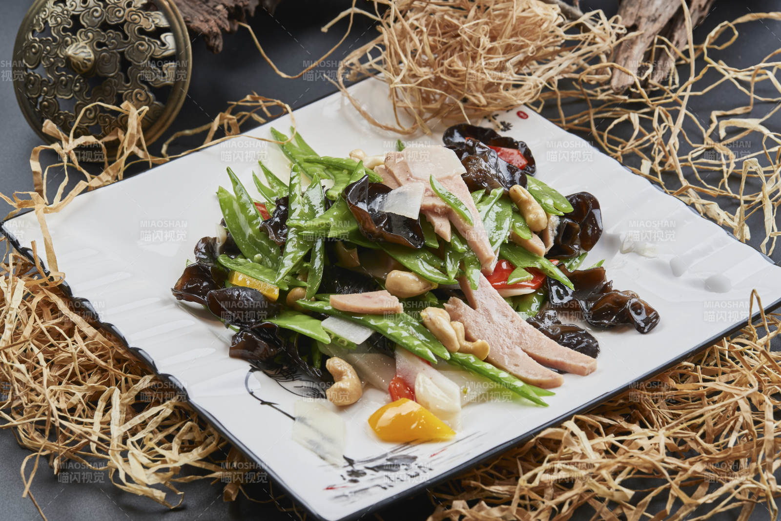 白瓷盘装的粤菜荷塘月色图片