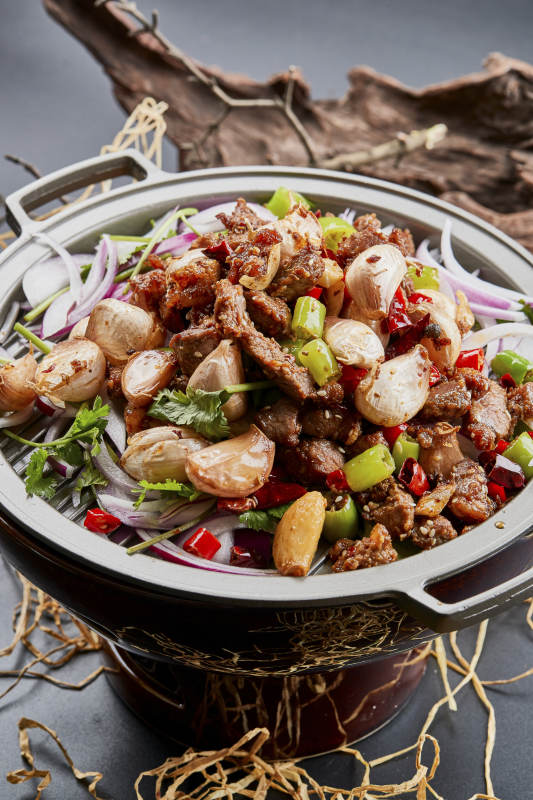 铁板餐具装的孜然毛蒜烧羊肉图片