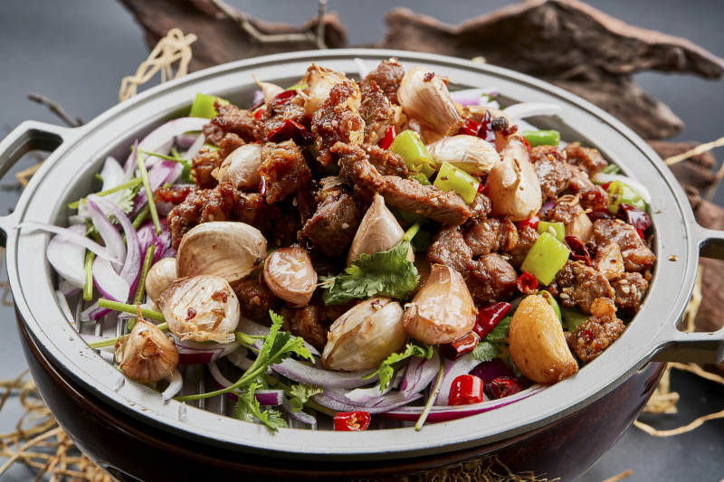 铁板餐具装的孜然毛蒜烧羊肉图片