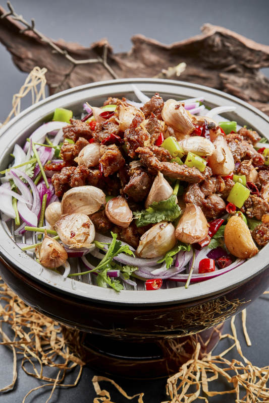 铁板餐具装的孜然毛蒜烧羊肉图片