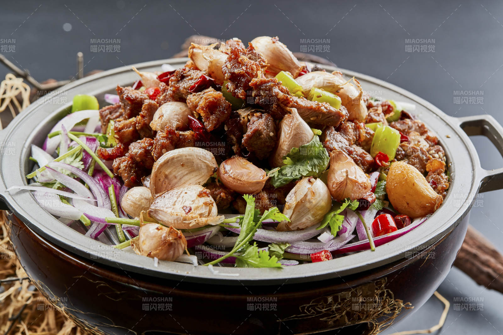 铁板餐具装的孜然毛蒜烧羊肉图片