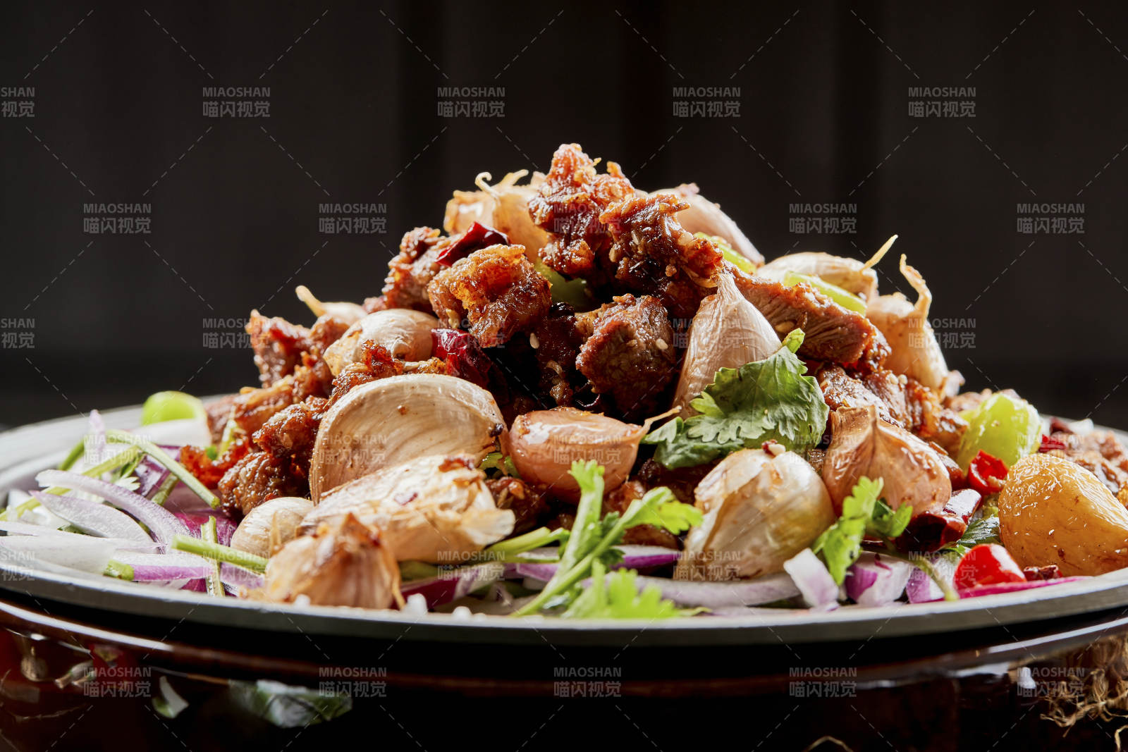 铁板餐具装的孜然毛蒜烧羊肉图片