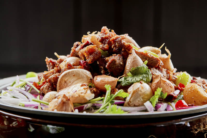 铁板餐具装的孜然毛蒜烧羊肉图片