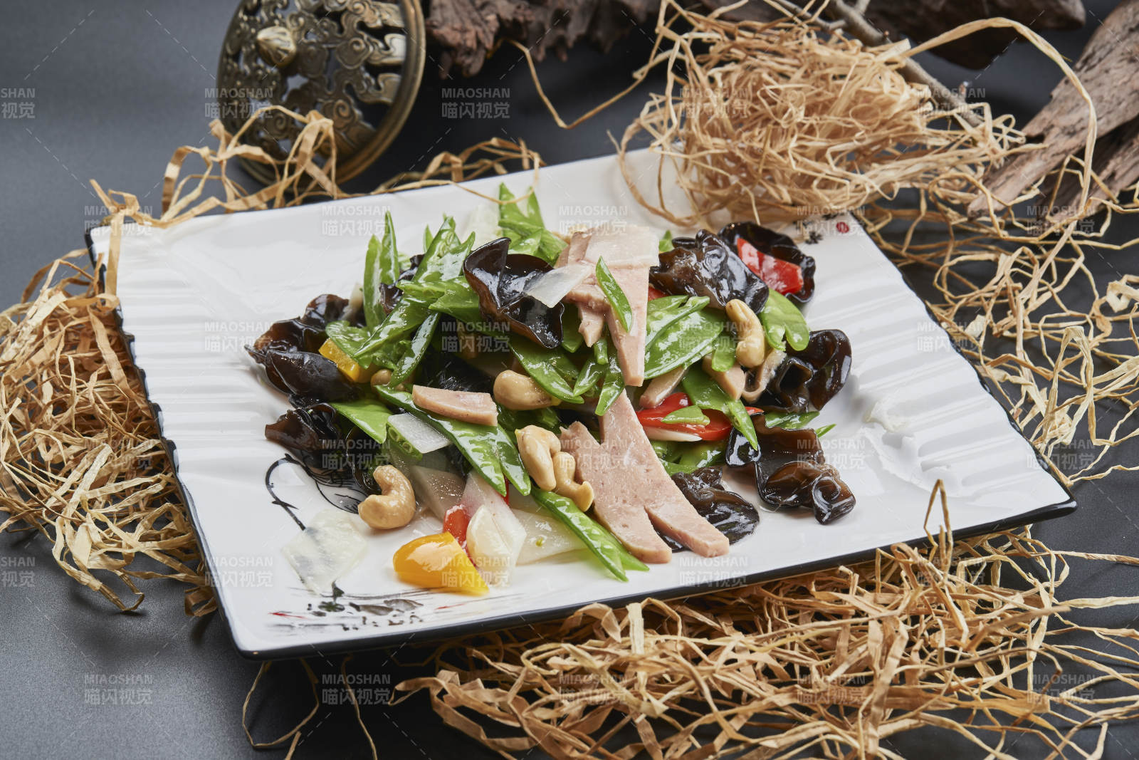 白瓷盘装的粤菜荷塘月色图片