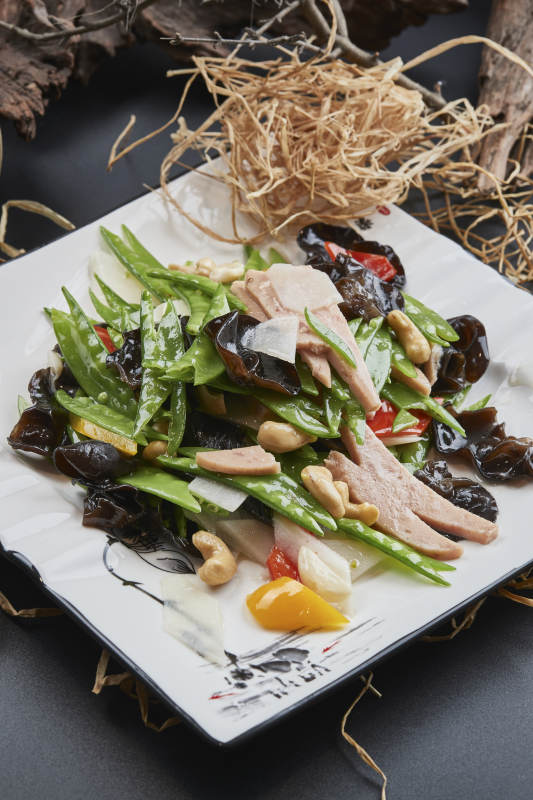 白瓷盘装的粤菜荷塘月色图片