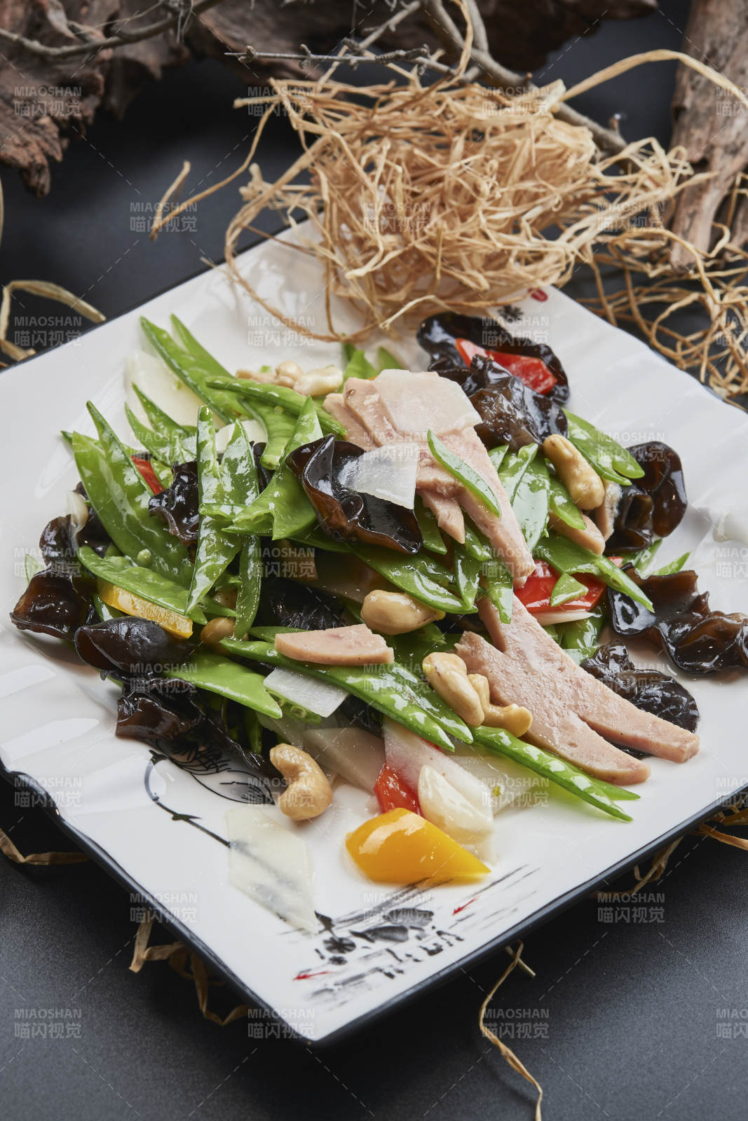 白瓷盘装的粤菜荷塘月色图片