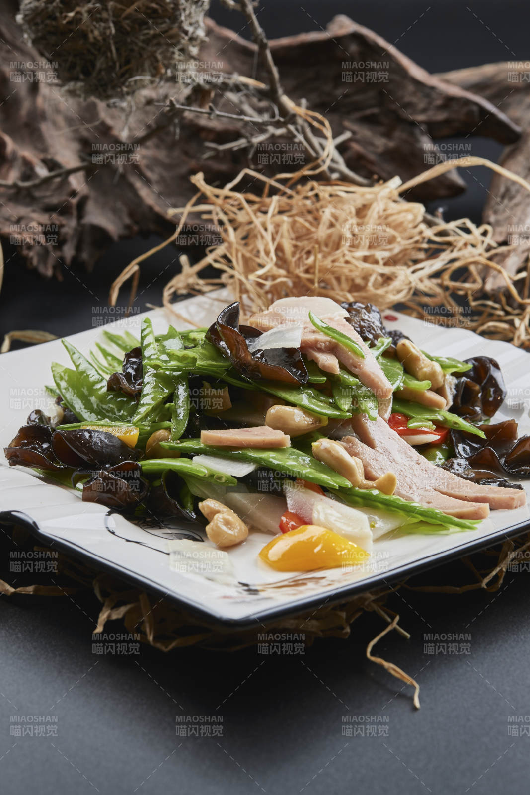 白瓷盘装的粤菜荷塘月色图片