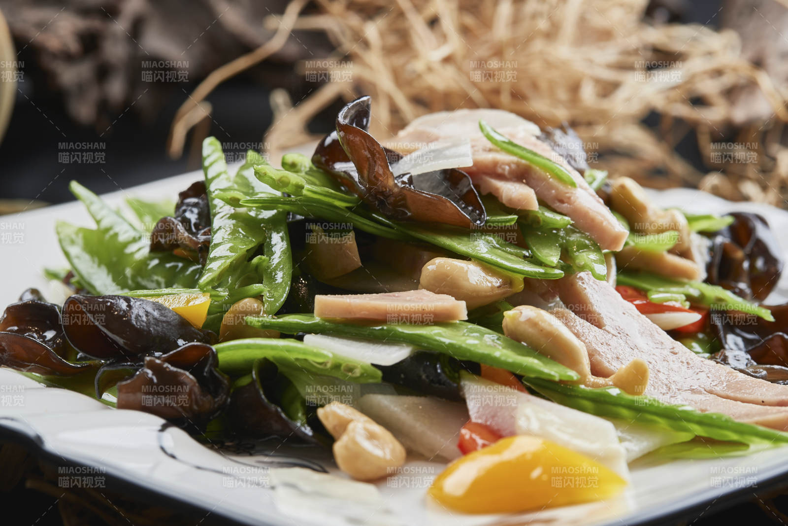 白瓷盘装的粤菜荷塘月色图片