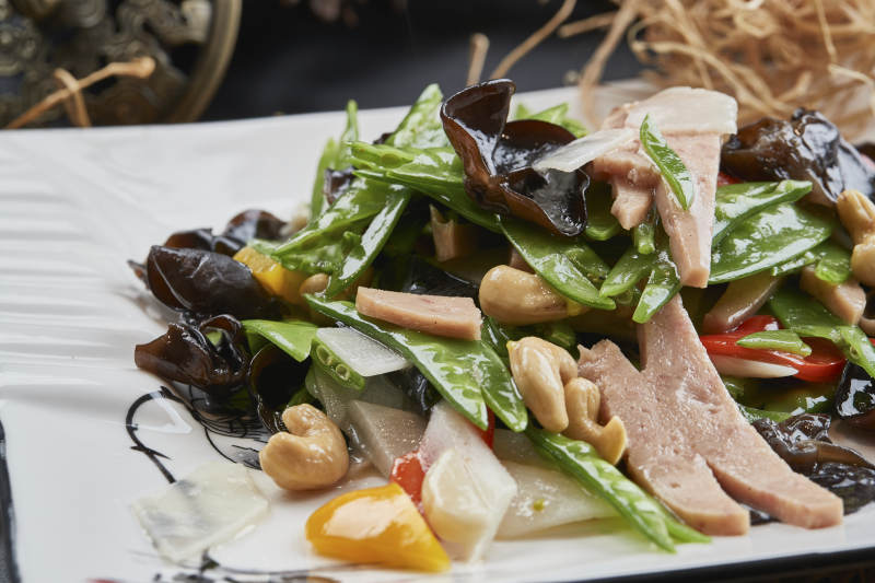 白瓷盘装的粤菜荷塘月色图片