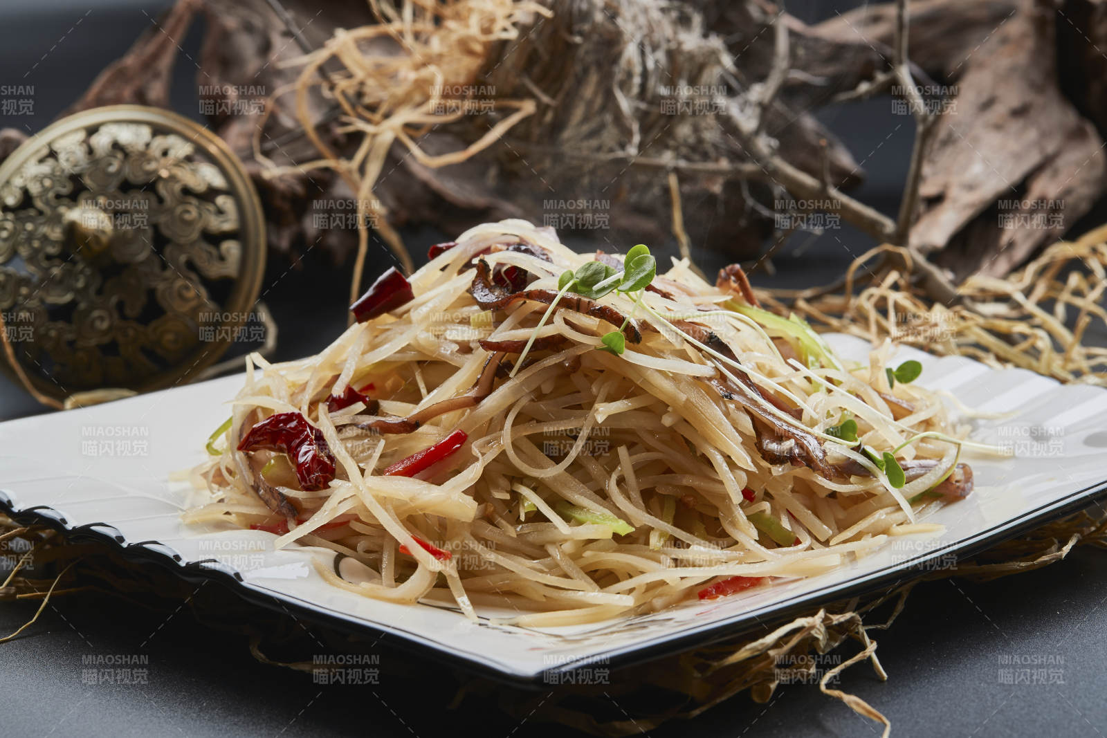 白色瓷盘装的的海参丝炒土豆丝图片