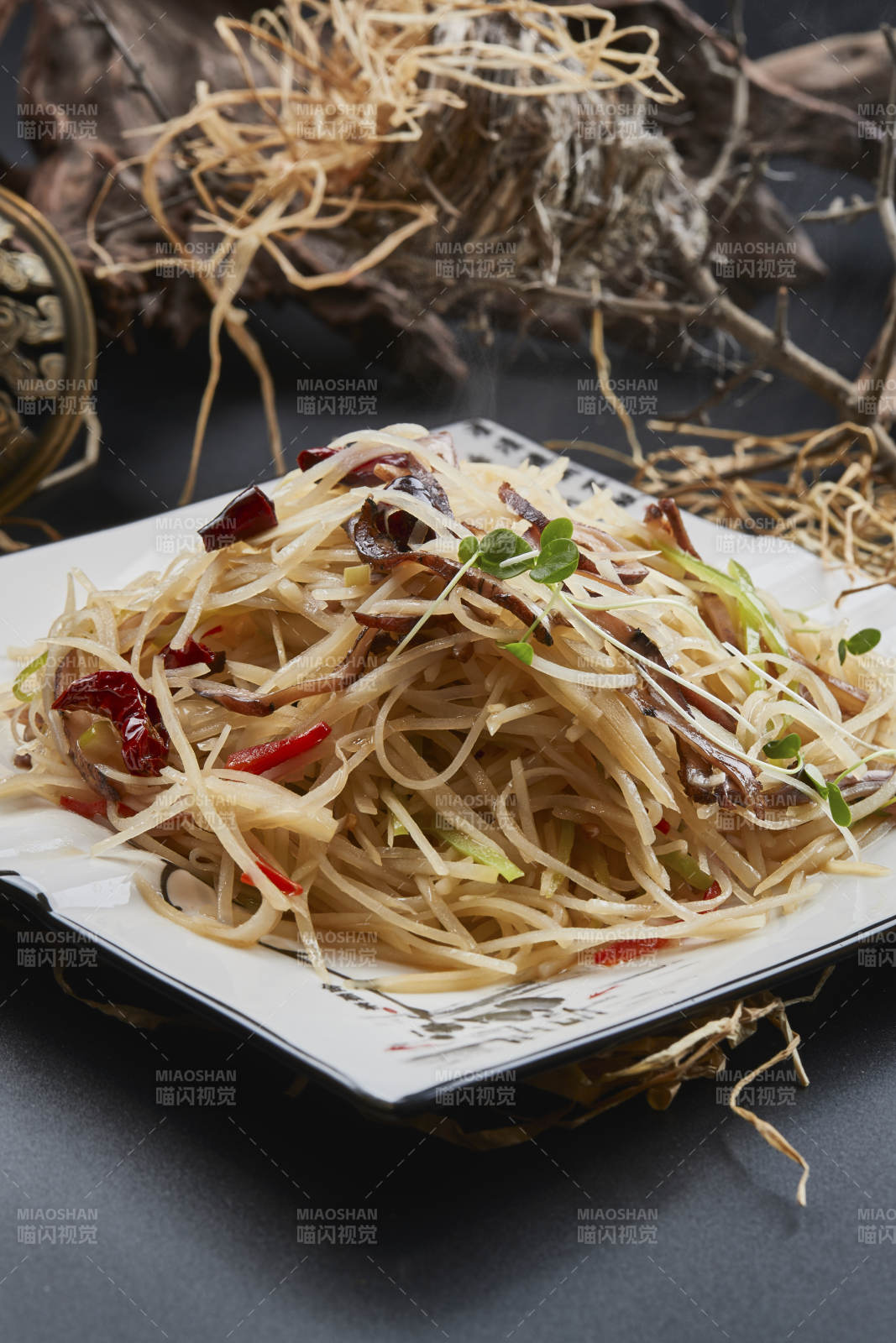 白色瓷盘装的的海参丝炒土豆丝图片