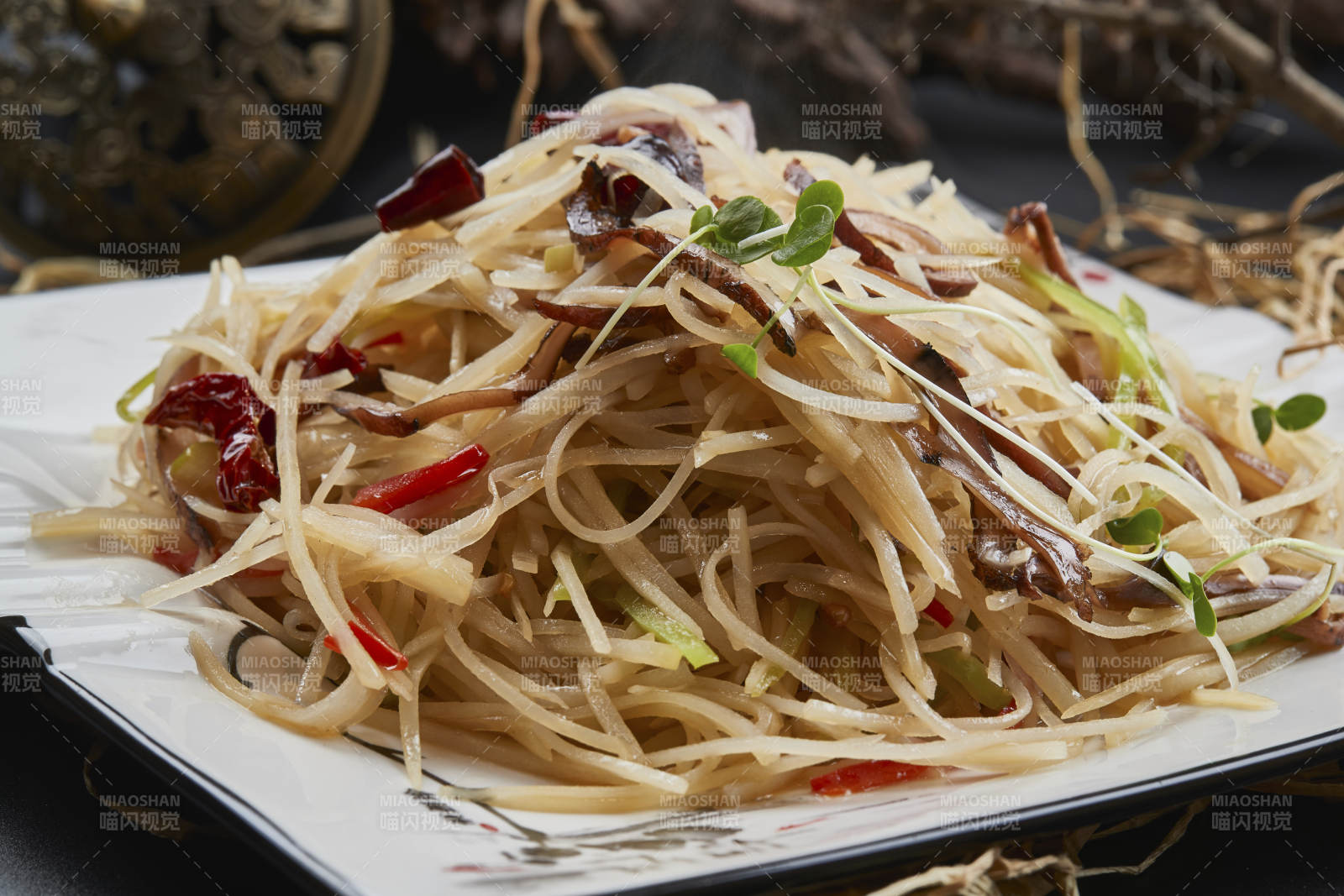 白色瓷盘装的的海参丝炒土豆丝图片