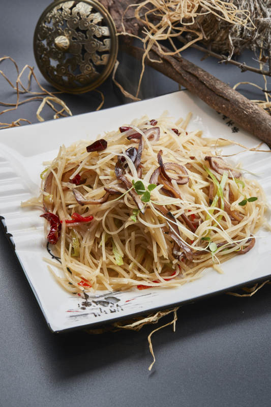 白色瓷盘装的的海参丝炒土豆丝图片