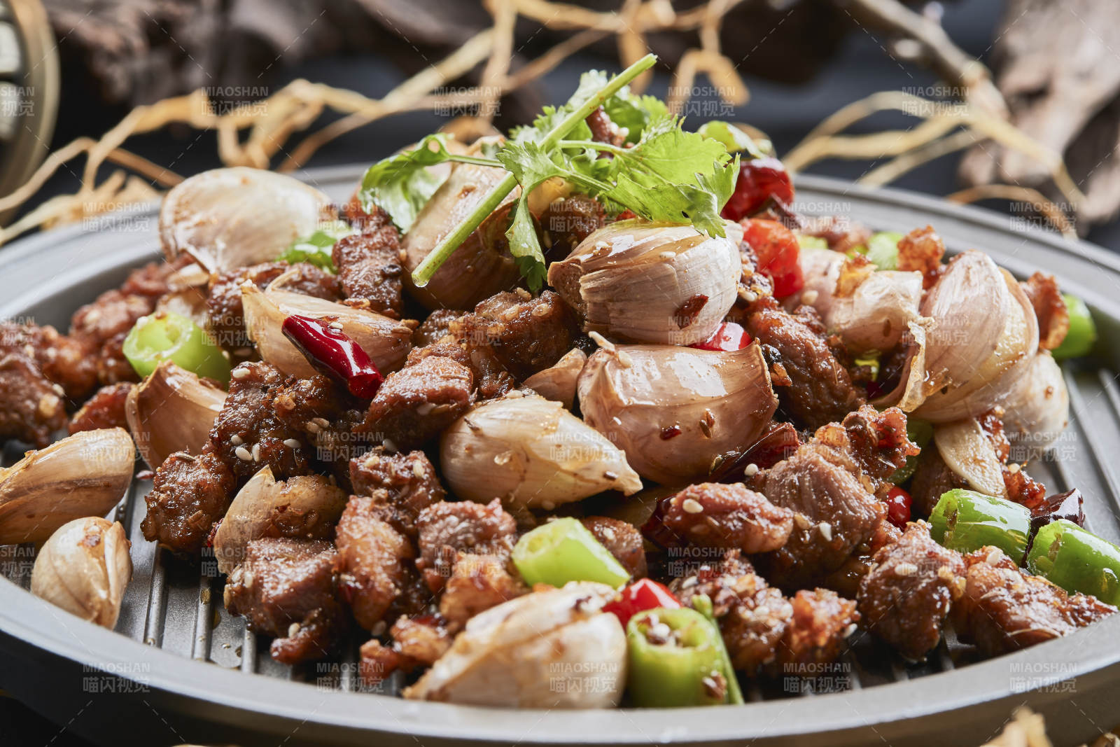 铁板餐具装的孜然毛蒜烧羊肉图片