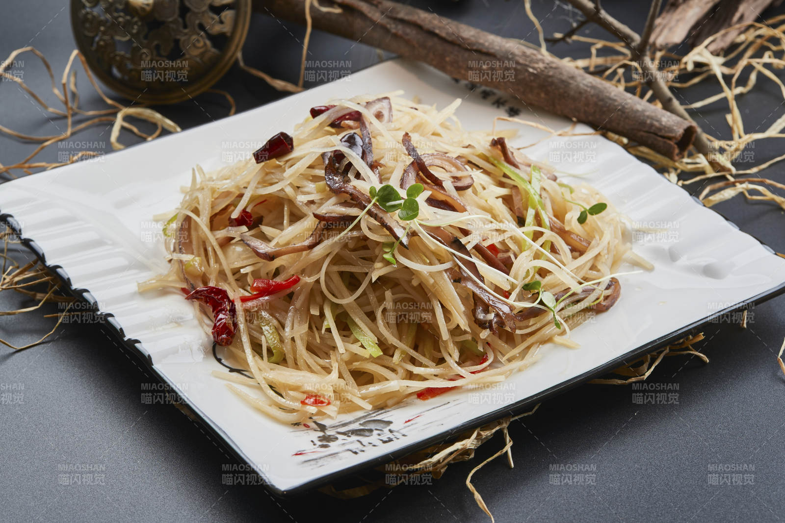 白色瓷盘装的的海参丝炒土豆丝图片