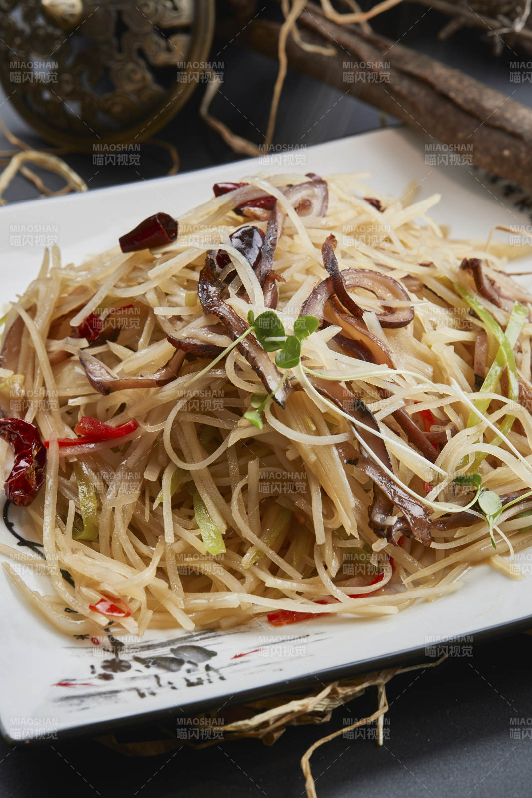 白色瓷盘装的的海参丝炒土豆丝图片