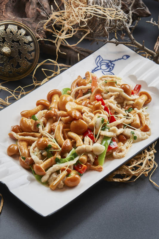 长白瓷盘装的鸡丝豆苗小炒海鲜菇图片