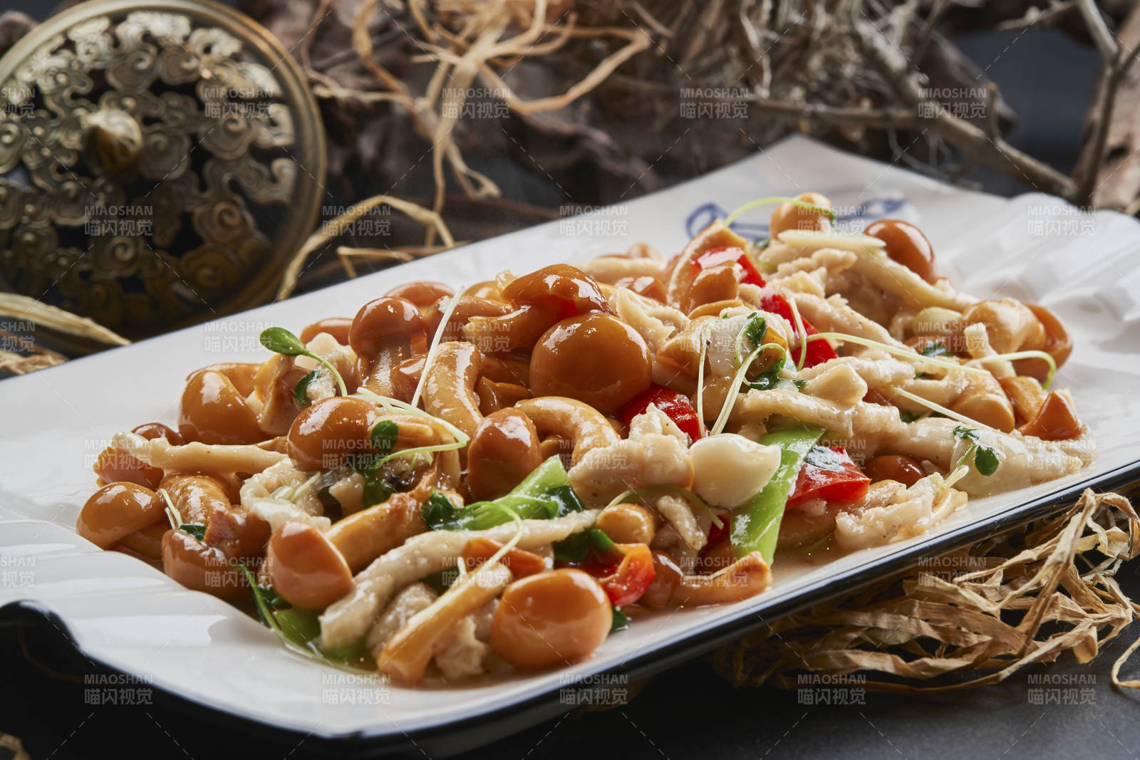 长白瓷盘装的鸡丝豆苗小炒海鲜菇图片